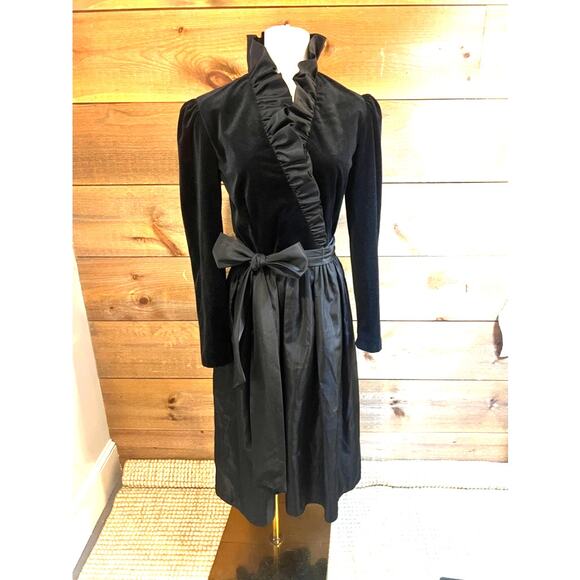 R&K ORIGINALS VNTG BLACK VELVET & TAFFETA V NECK RUFFLE COLLAR COCKTAIL DRESS - Picture 1 of 10